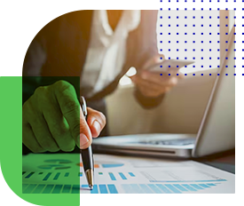 Foto de pessoa fazendo uma análise econômica