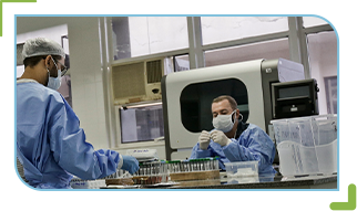 Cientistas verificando frascos