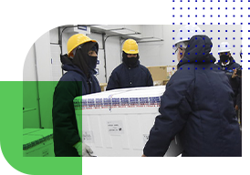 Imagem de pessoas carregando caixa