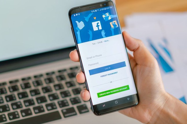 AGU move ação contra Meta para coibir golpes que usam símbolos de governo e imagens manipuladas nas redes
