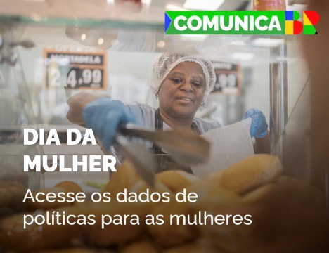 Mulher de touca, avental e luvas enchendo uma sacola com pães numa padaria