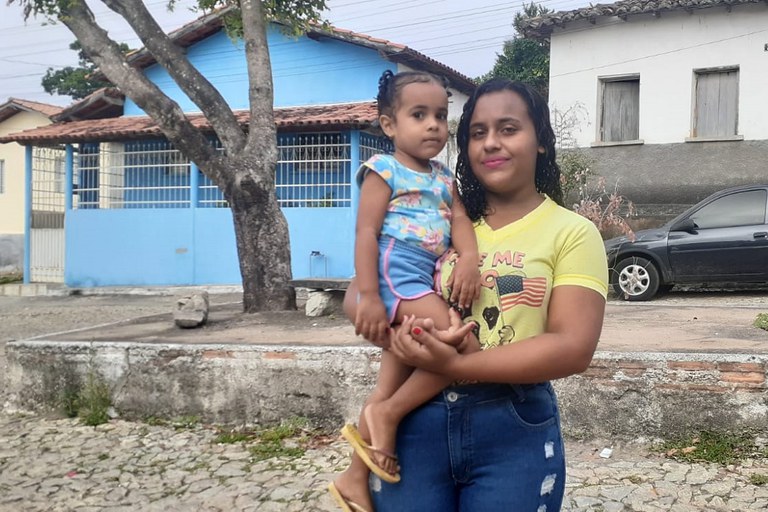 Adrielly Silva, mãe mineira, beneficiária do Bolsa Família