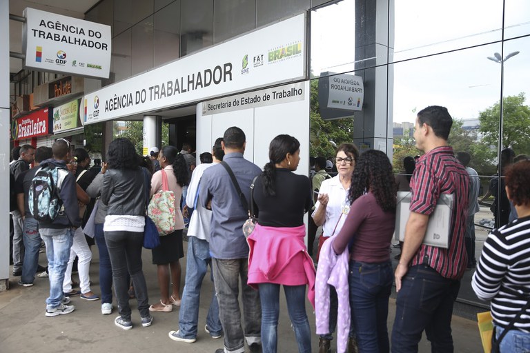Fila com pessoas aguardando atendimento na agência do trabalhador