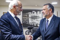 Ministro da Secom recebe pai de Julian Assange