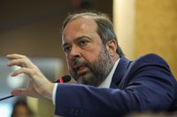 Ministro diz que Brasil tem sistema elétrico seguro e pede ação da PF na apuração