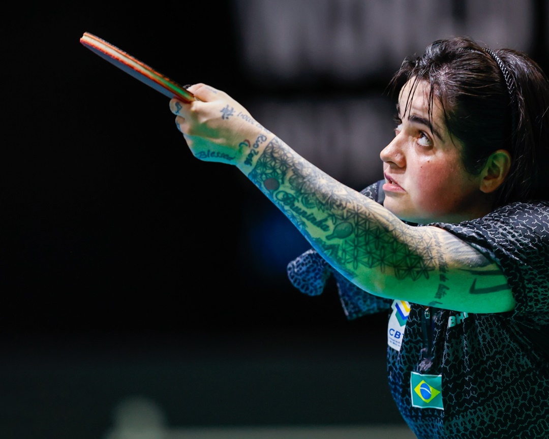 Bruna executando um saque. Aprimorar o serviço passou a ser sua rotina das 7h30 às 8h30 diariamente. Foto: Abelardo Mendes Jr. 