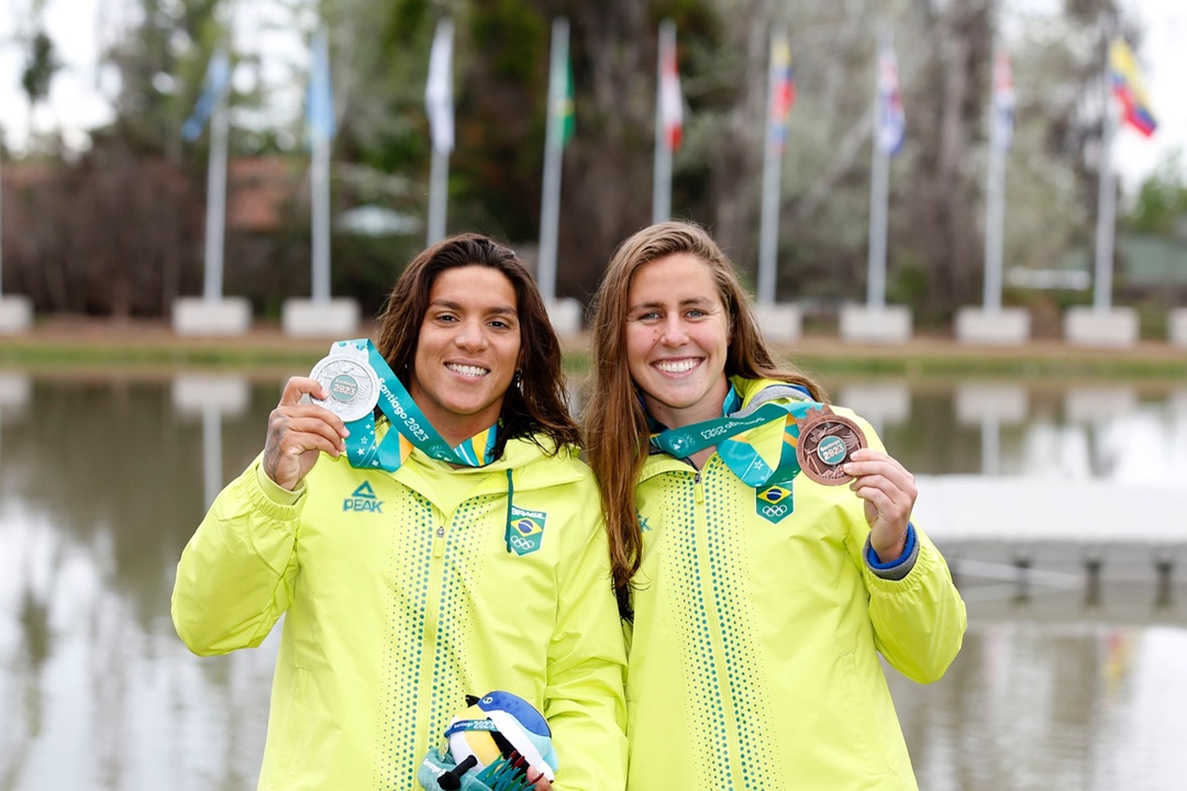 Dobradinha de prata e bronze nas águas abertas: Ana Marcela e Viviane Jungblut. Foto: Satiro Sodré / CBDA