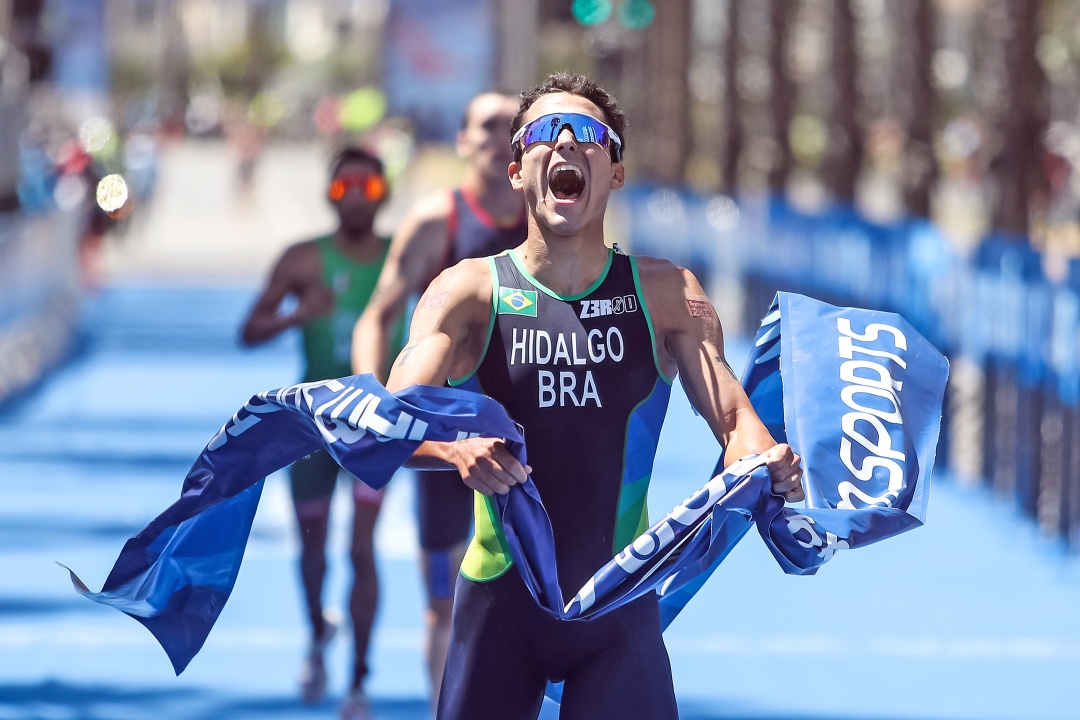 Miguel Hidaldo celebra o título no triatlo conquistado nos últimos metros da corrida. Foto: Gaspar Nóbrega / COB