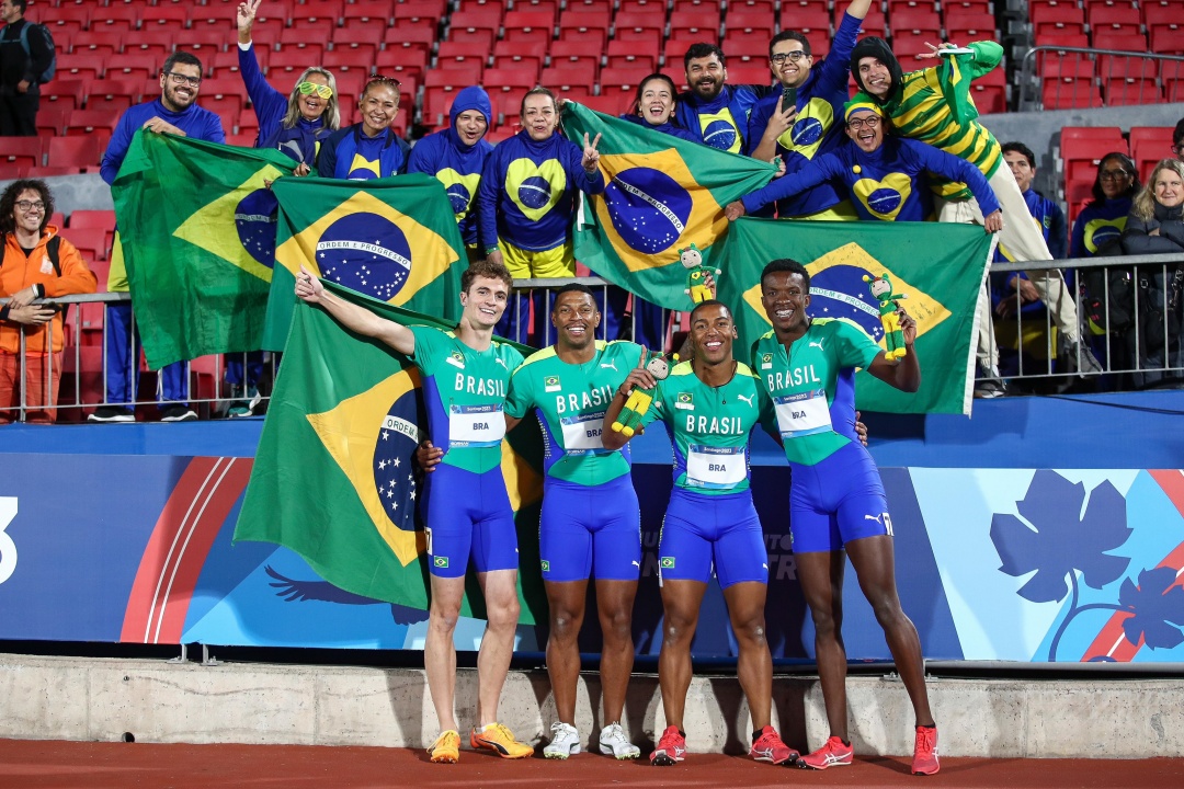 Equipe brasileira do 4 x 100m conquistou o ouro. Renan Gallina (E) foi ouro também nos 200m. Foto: Wagner Carmo / CBAt