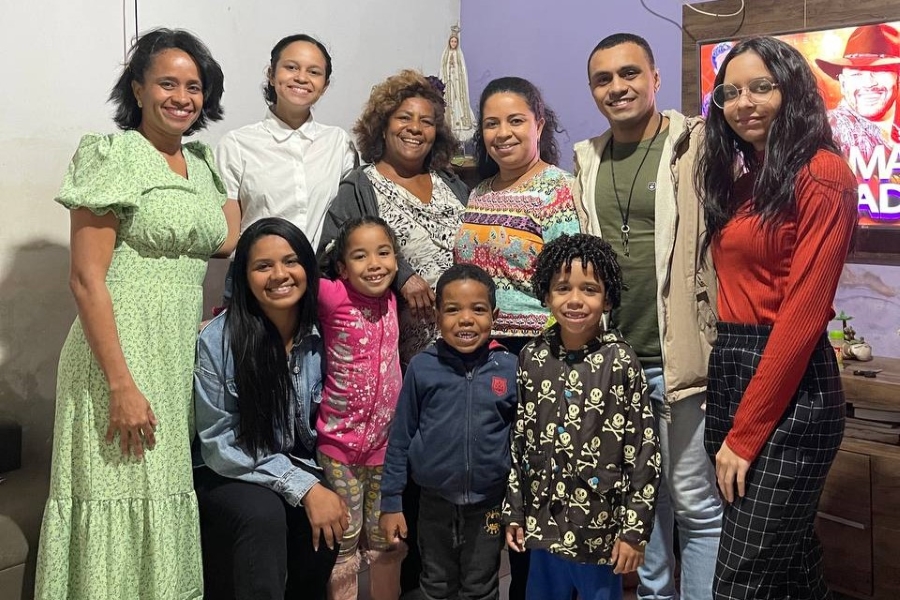 Thamyris Fonseca (agachada, de azul) conseguiu um desconto de 92% na renegociação: “Foi um alívio. Eu digo que o pobre tem que ter, pelo menos, o nome limpo. É a nossa herança. E essa era a única dívida que eu tinha”