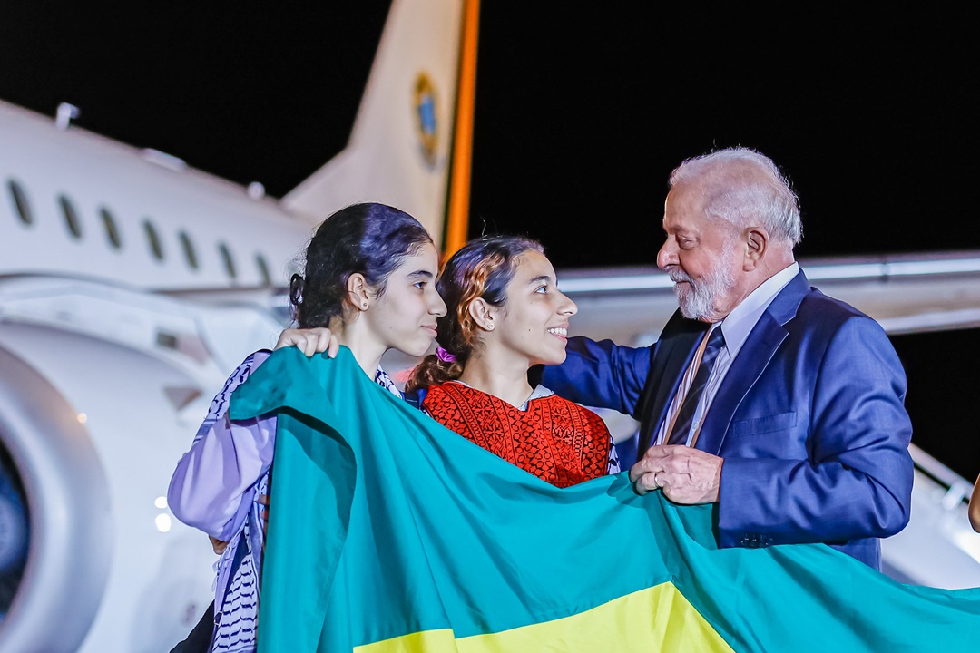 Presidente Lula na recepção a palestinos resgatados de Gaza na Operação Voltando em Paz. Foto: Ricardo Stuckert / PR