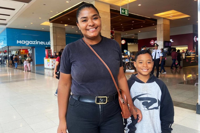 A atendente Ádila e o filho: dívida de R$ 250 chegou a R$ 3,5 mil. Com as novas regras, não passaria de R$ 500. Foto: Vinicius Neves / Secom / PR