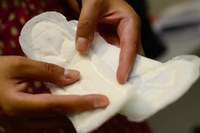 Com mais de 1,7 milhão de beneficiados, programa Dignidade Menstrual agora tem canal de informações no Ligue 180