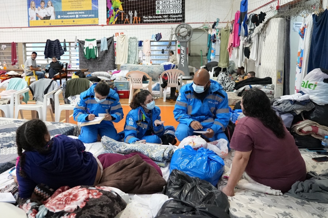 Profissionais da Saúde no acolhimento a desabrigados. Foto: Min. Saúde / Divulgação