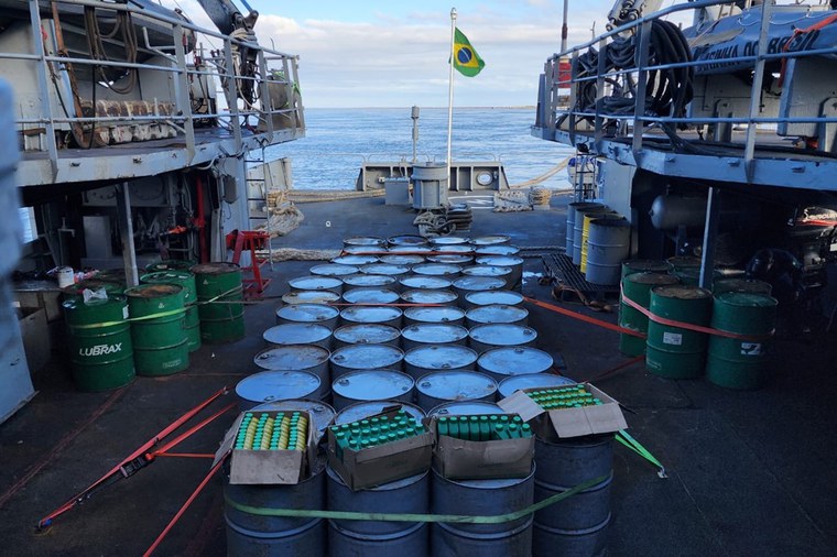 Combustível sendo transportado para abastecer aeronaves e embarcações usadas no resgate em todo o estado. Foto: Marinha do Brasil