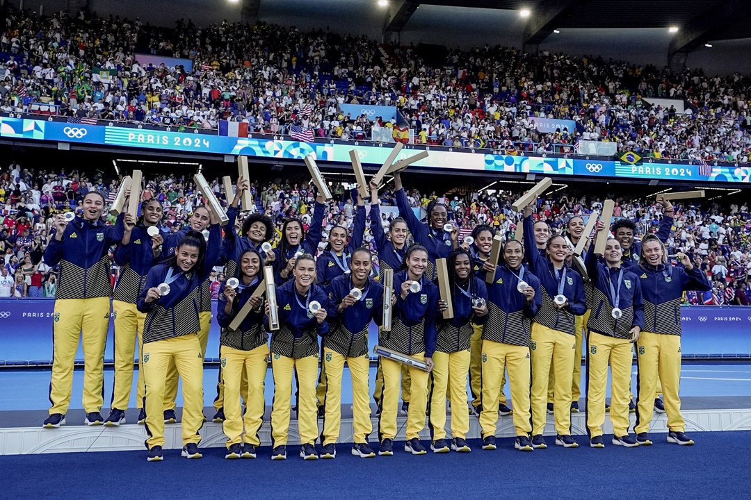 Na cerimônia de encerramento dos Jogos Olímpicos, as medalhistas de ouro no vôlei de praia Duda e Ana Patrícia serão as porta-bandeiras da delegação nacional. Bolsa Atleta está presente nos 20 pódios do Time Brasil