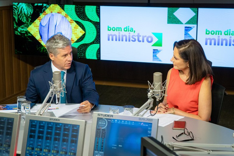 Paulo Teixeira Bom Dia Ministro.jpg