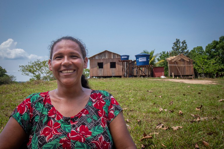 Rosilda Cordeiro Leite recebeu o sistema pluvial autônomo de captação e reserva de água de chuva, em agosto de 2024, na Amazônia: tecnologia integrada ao Programa Cisternas. Foto: Claudio Martins Veríssimo