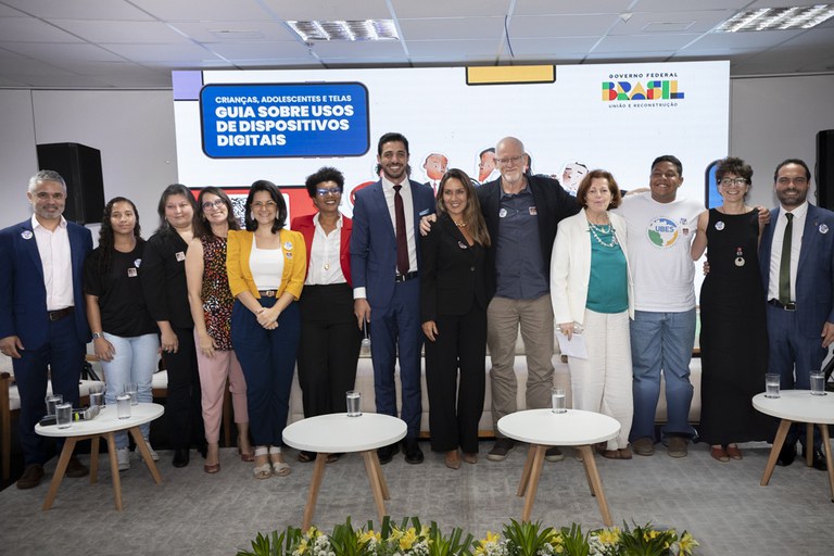 Guia orienta sociedade sobre o uso saudável de dispositivos digitais por crianças e adolescentes