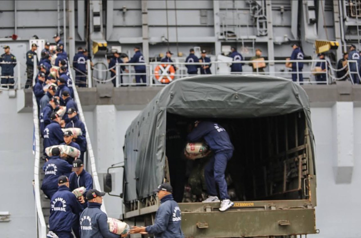 Mobilização de mais de 14 mil profissionais nos resgates e cuidados e mais de 32 mil toneladas de alimentos doados entregues no estado. Foto: Marinha do Brasil