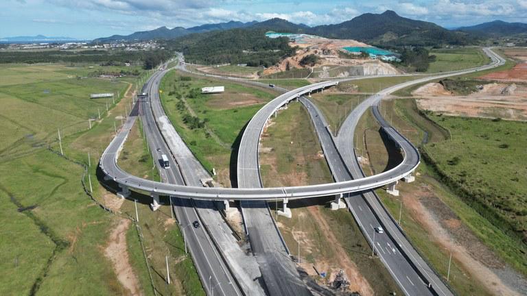 Contorno Viário da Grande Florianópolis: inaugurado em 2024, contou com recursos do Novo PAC. São quatro túneis duplos, sete pontes duplas, 21 passagens em desnível e seis trevos de interseção. Foto: Divulgação/Grupo Arteris