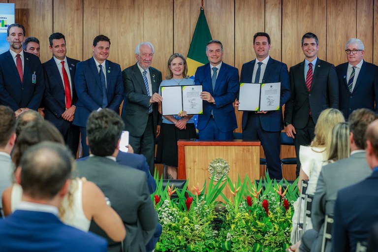 Governo Federal assina contratos de concessão de rodovias do Paraná