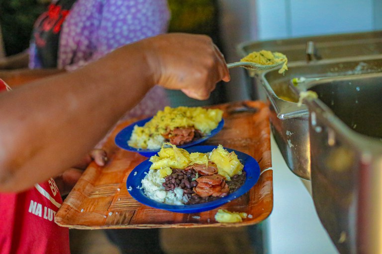 Governo institui Programa Alimento no Prato para ampliar acesso a alimentos saudáveis