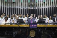 Governo celebra aprovação na Câmara de PL que protege crianças e adolescentes nos ambientes digitais