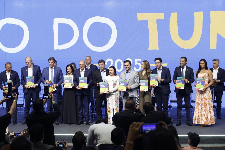 Governo Federal entrega Plano Brasis aos 26 estados e DF na abertura do Salão Nacional do Turismo