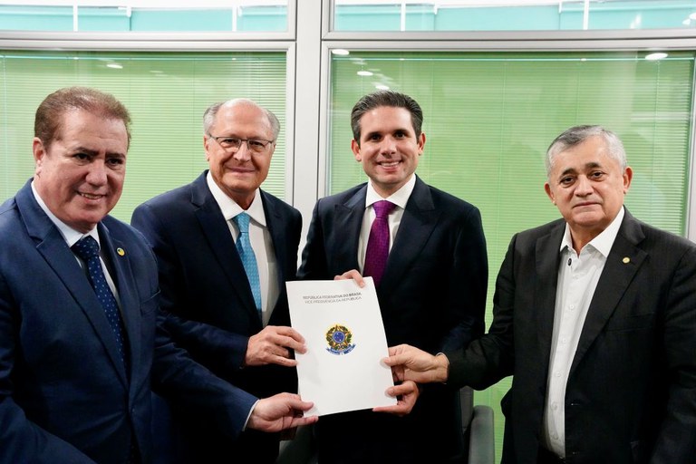 No Congresso, Alckmin pede apoio a projetos que facilitam e ampliam as exportações brasileiras