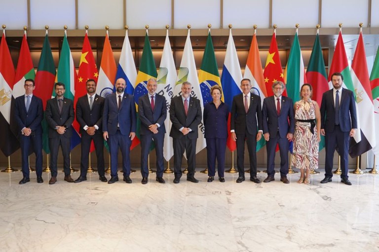 Parceria com Banco do BRICS mira R$ 2,7 bilhões para infraestrutura e logística