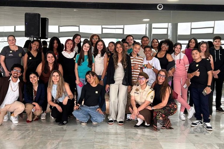 Encontro em Brasília promove educação digital e midiática com estudantes do “Escola das Adolescências”