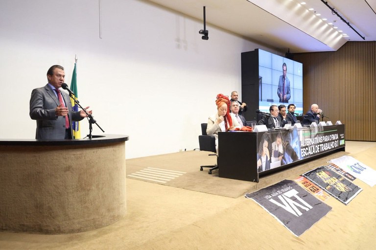 Governo do Brasil participa de debate na Câmara dos Deputados sobre a escala 6x1