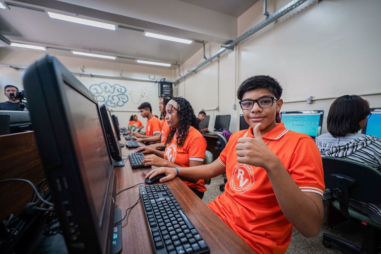 Investimento de R$ 1,3 bilhão leva internet para 16,3 mil escolas públicas de difícil acesso