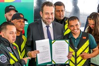 Governo do Brasil lança Grupo de Trabalho com entregadores de aplicativos para promover direitos