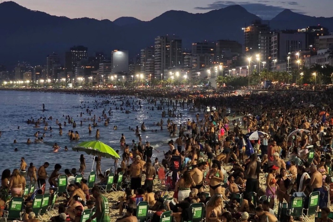 O turismo dos brasileiros nas próprias fronteiras não ficou para trás: 83,2 milhões de passageiros circularam em voos domésticos nos primeiros dez meses do ano. Praias lotadas no  fim de ano mostram a efervescência do mercado interno. Foto: Prefeitura do Rio de Janeiro