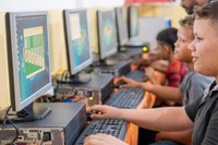 Escolas Conectadas alcança 68,4% das instituições públicas em 2025 e se aproxima da meta de universalização da internet