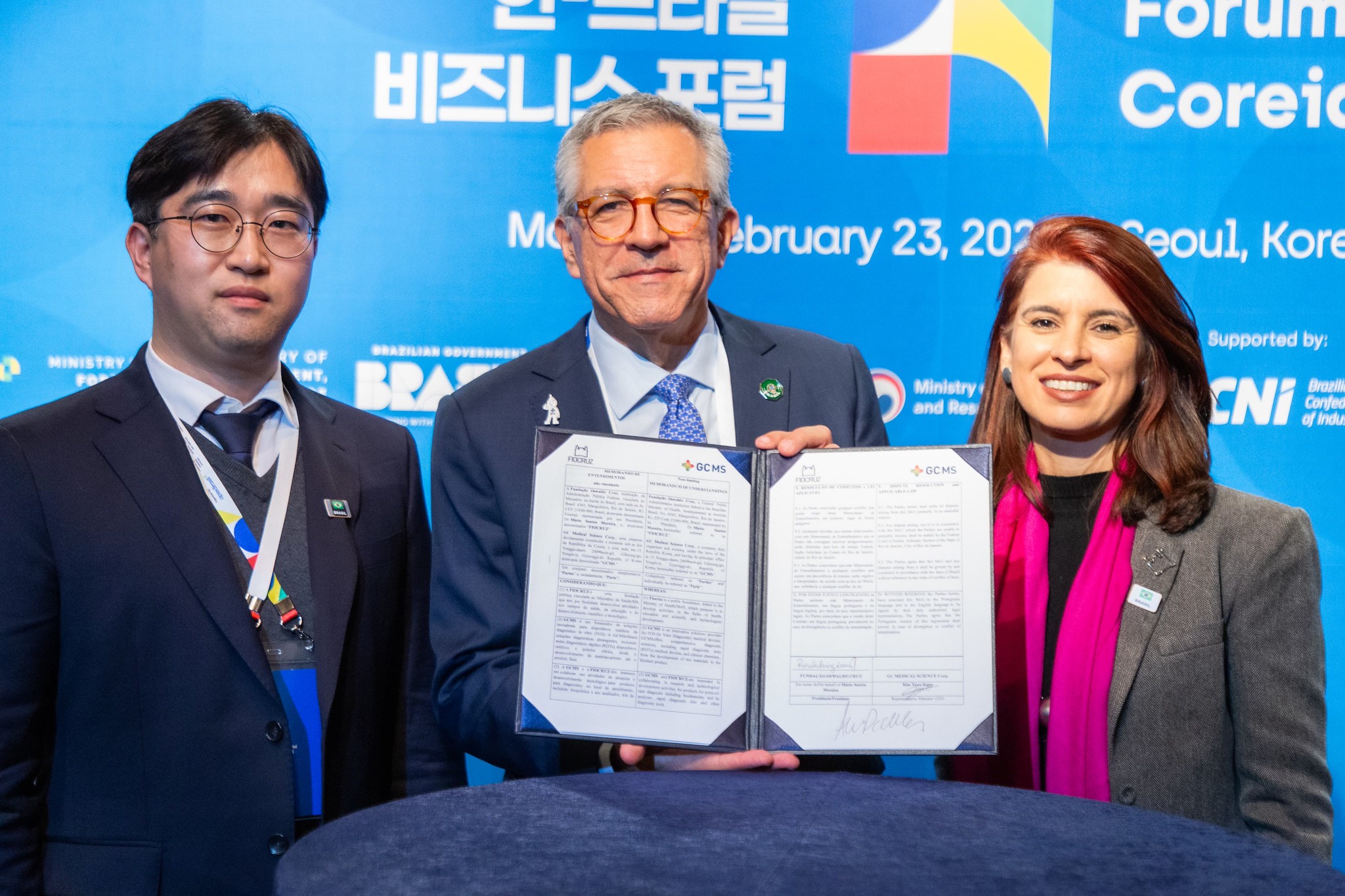 Assinatura de atos durante o Fórum Empresarial Coreia-Brasil