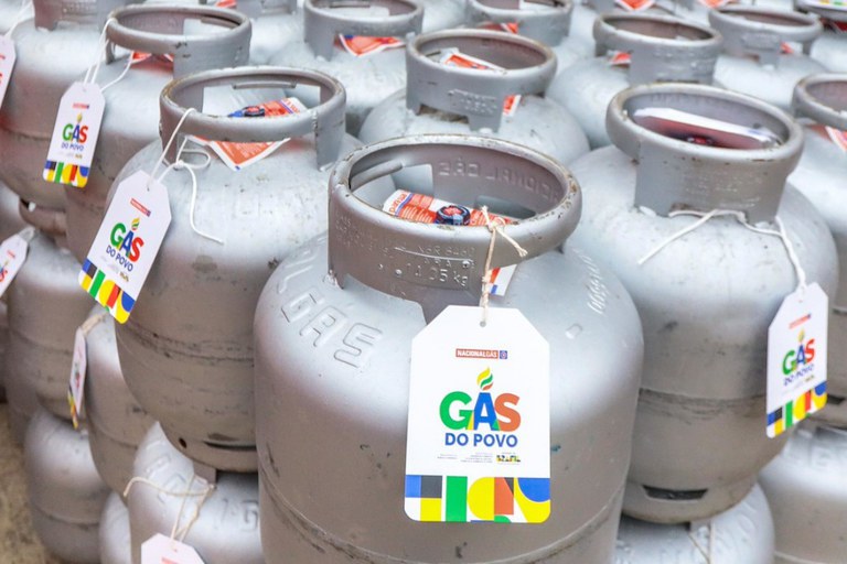 Famílias de todas as unidades da Federação que eram atendidas pelo Auxílio Gás dos Brasileiros passam a receber, automaticamente, o vale para recarga gratuita do botijão de 13 kg em revendas credenciadas. Investimento para atender 4,5 milhões de lares é de R$ 449 milhões
