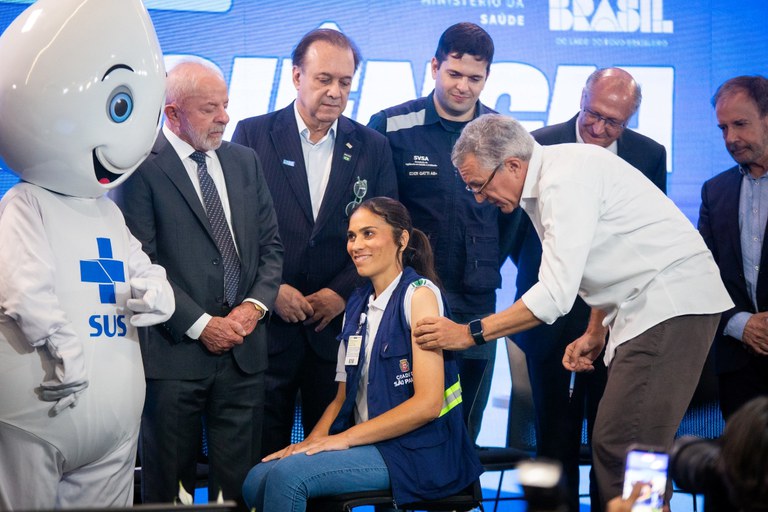 Governo do Brasil inicia vacinação de 1,2 milhão de profissionais de saúde contra a dengue em todos os estados