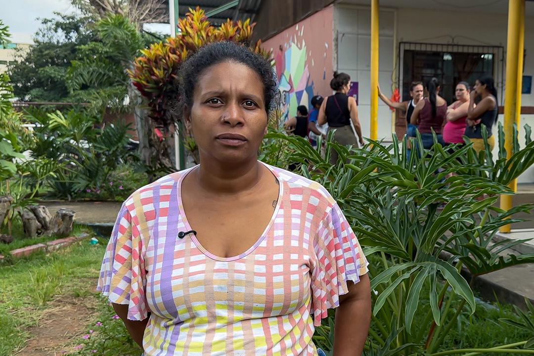 A dona de casa Tainara Thomé Correia Valadão está grávida do segundo menino, é mãe de três meninas e está abrigada com a família após as fortes chuvas. Foto: Diego Campos/Secom-PR