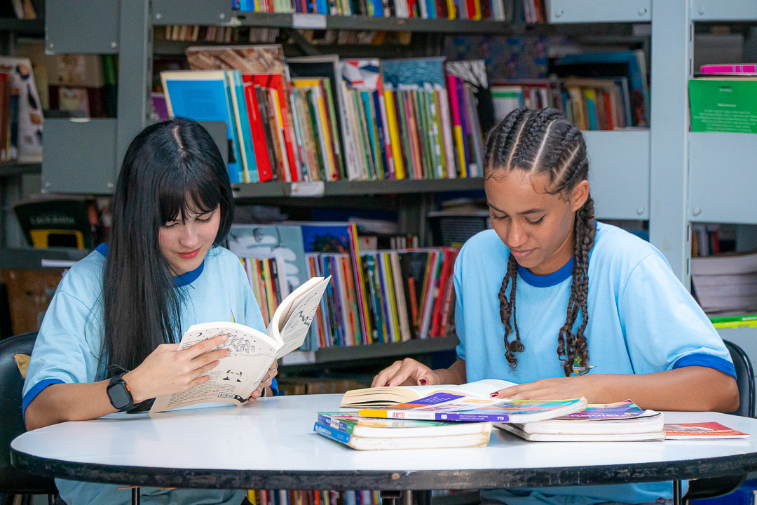 Láiza e Emanuela na biblioteca da escola.