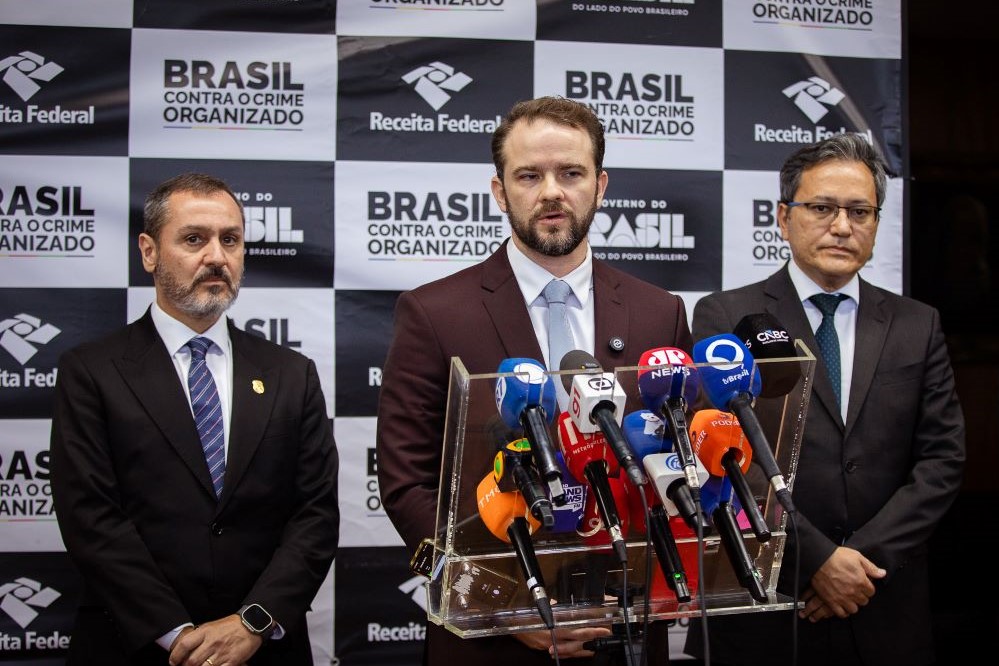 Parceria entre Receita Federal e agência de fronteiras americana prevê troca de informações em tempo real e operações conjuntas. Iniciativa inclui o programa DESARMA, para rastreamento de armas e compartilhamento de dados