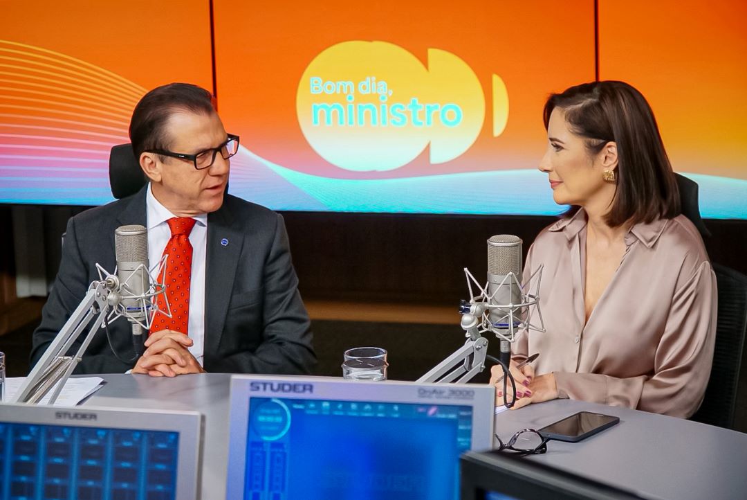 Titular da pasta do Trabalho e Emprego também falou,  no programa “Bom Dia, Ministro”, sobre os desafios da igualdade salarial e regras para a saúde mental no trabalho