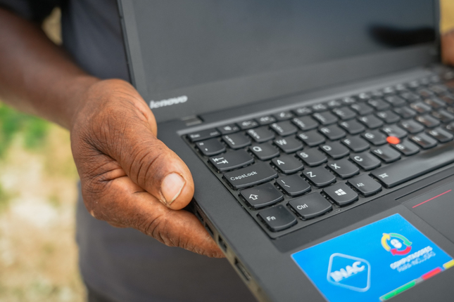 Em todo o país, mais de 70 mil computadores já foram entregues a escolas públicas, associações e projetos voltados à capacitação de pessoas em informática. Iniciativa visa assegurar acesso à tecnologia e dar mais autonomia para pessoas autistas
