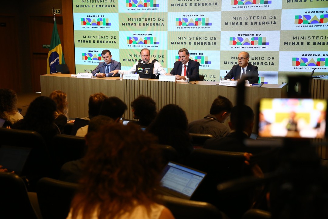 Obrigação faz parte de decreto que regulamenta a subvenção adicional de R$ 1,20/litro para o diesel importado e de R$ 0,80/litro para o nacional. Texto também regulamenta a subvenção para o gás liquefeito de petróleo (GLP)