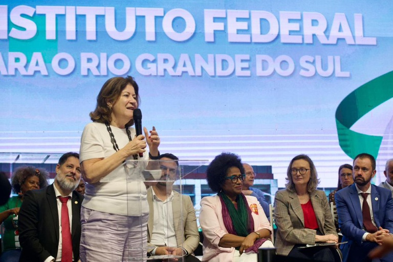 Miriam Belchior em agenda de reconstrução do estado