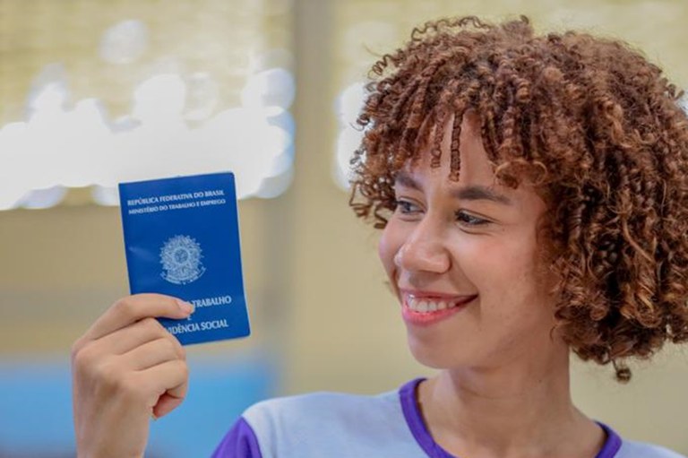 Índice ficou em 5,8% e, pela primeira vez desde 2012, fechou abaixo de 6% para o período. Total da população ocupada no país no trimestre encerrado em abril passou de 101,2 milhões para 102,3 milhões de pessoas