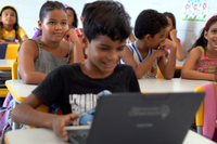 Com avanço acelerado na conectividade, Brasil supera marca de 100 mil escolas públicas com internet gratuita e de qualidade