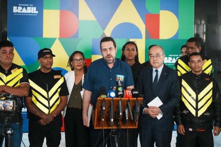 Coletiva sobre trabalhadores por aplicativo